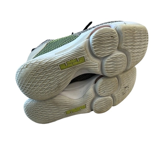 Nike LeBron Witness 4 String Volt Size 9.5 - Picture 3 of 7